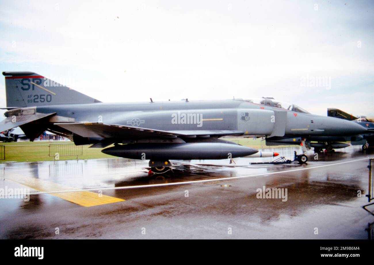 United States Air Force (USAF) - McDonnell Douglas F-4G Wild Weasel 69-0250 (msn 3776), des 52. Taktischen Kampfflügels mit Sitz auf dem Luftwaffenstützpunkt Spangdahlem, RAF Upper Heyford am 4. Juni 1988. (Gebaut als F-4E-42-MC, umgewandelt in F-4G Wild Weasel. Umgewandelt in QF-4G Drohne „AF192“ und in einem Raketentest aufgewendet, der am 24. Juni 2009 vom Luftwaffenstützpunkt Tyndall abflog). Stockfoto
