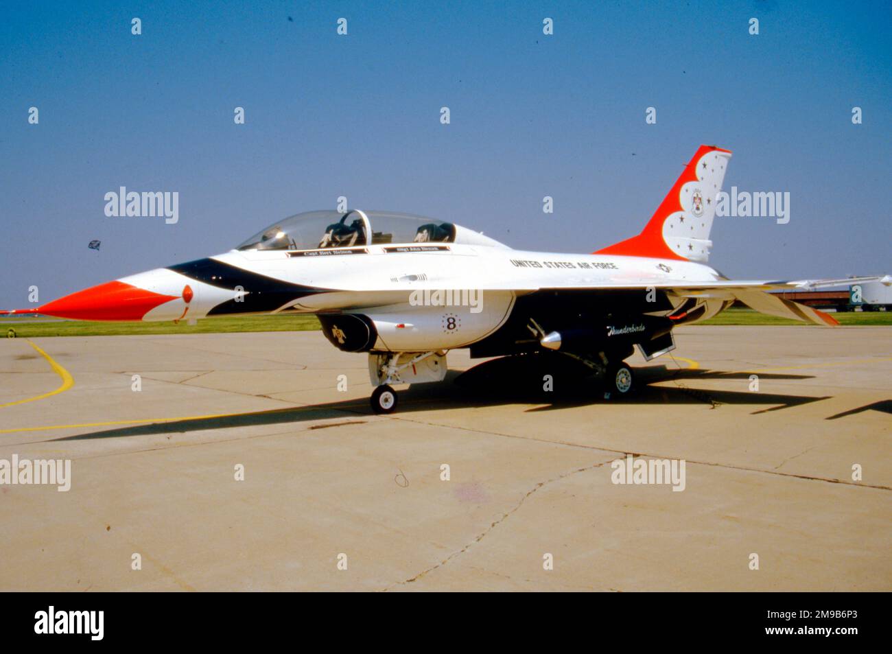 United States Air Force (USAF) - General Dynamics F-16A Fighting Falcon 'Thunderbird 8', vom Thunderbirds-Aerobatikteam. Stockfoto