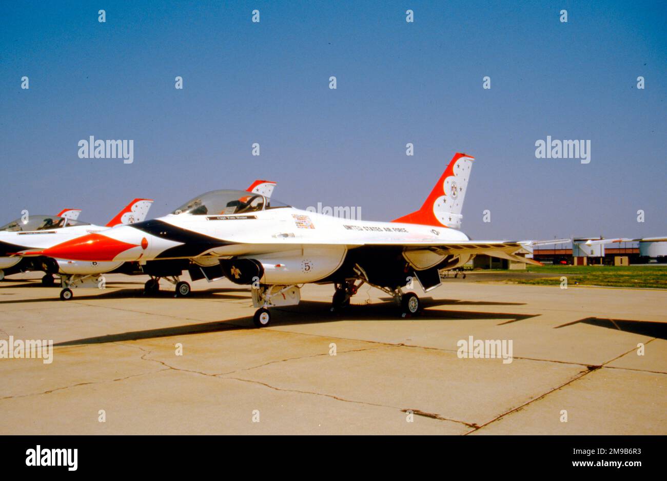 United States Air Force (USAF) - General Dynamics F-16A Fighting Falcon 'Thunderbird 5', vom Thunderbirds-Aerobatikteam. Stockfoto