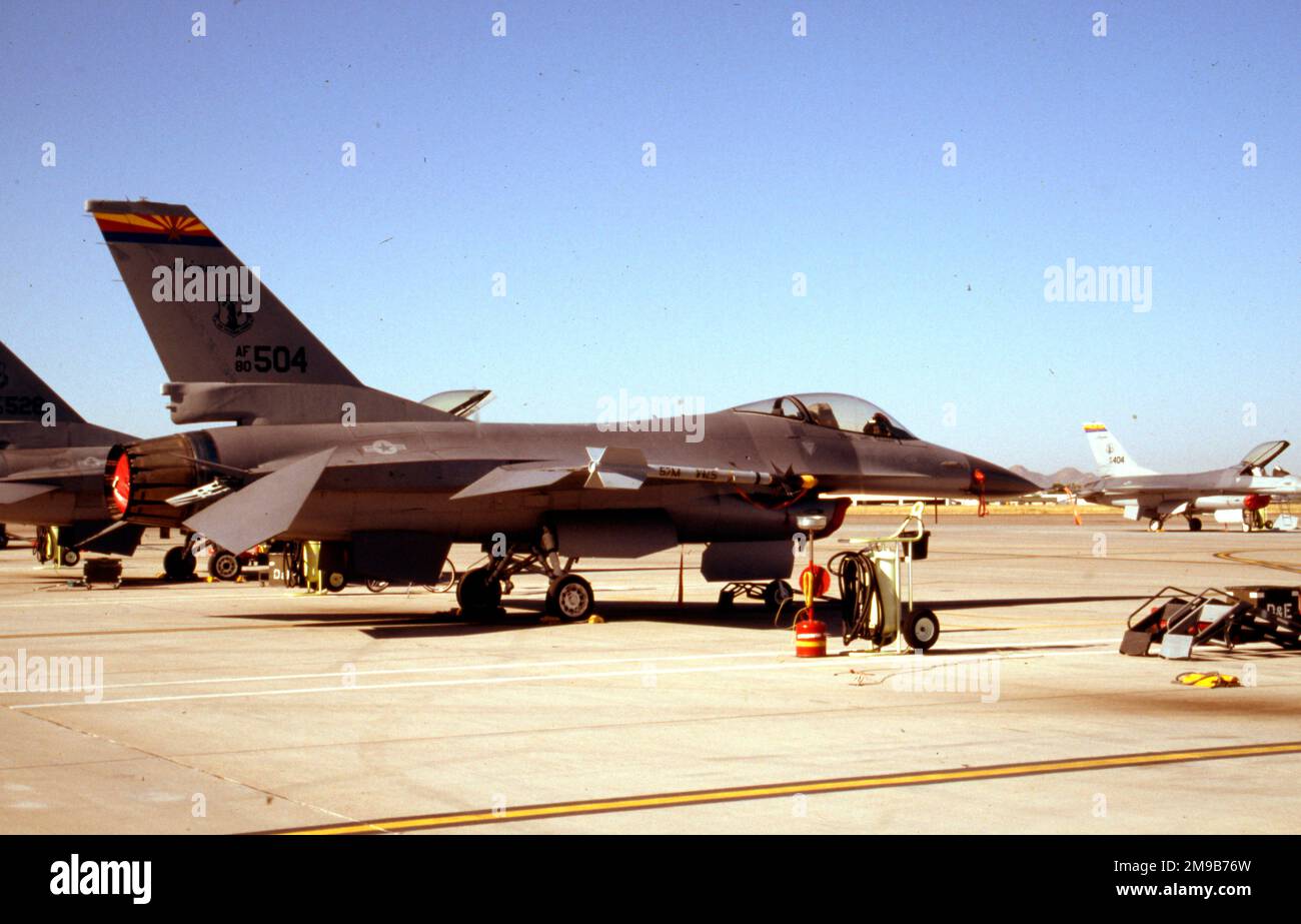 United States Air Force (USAF) - General Dynamics F-16A Block 10C Fighting Falcon 80-0504 (msn 6i-225) der Arizona Air National Guard. Stockfoto