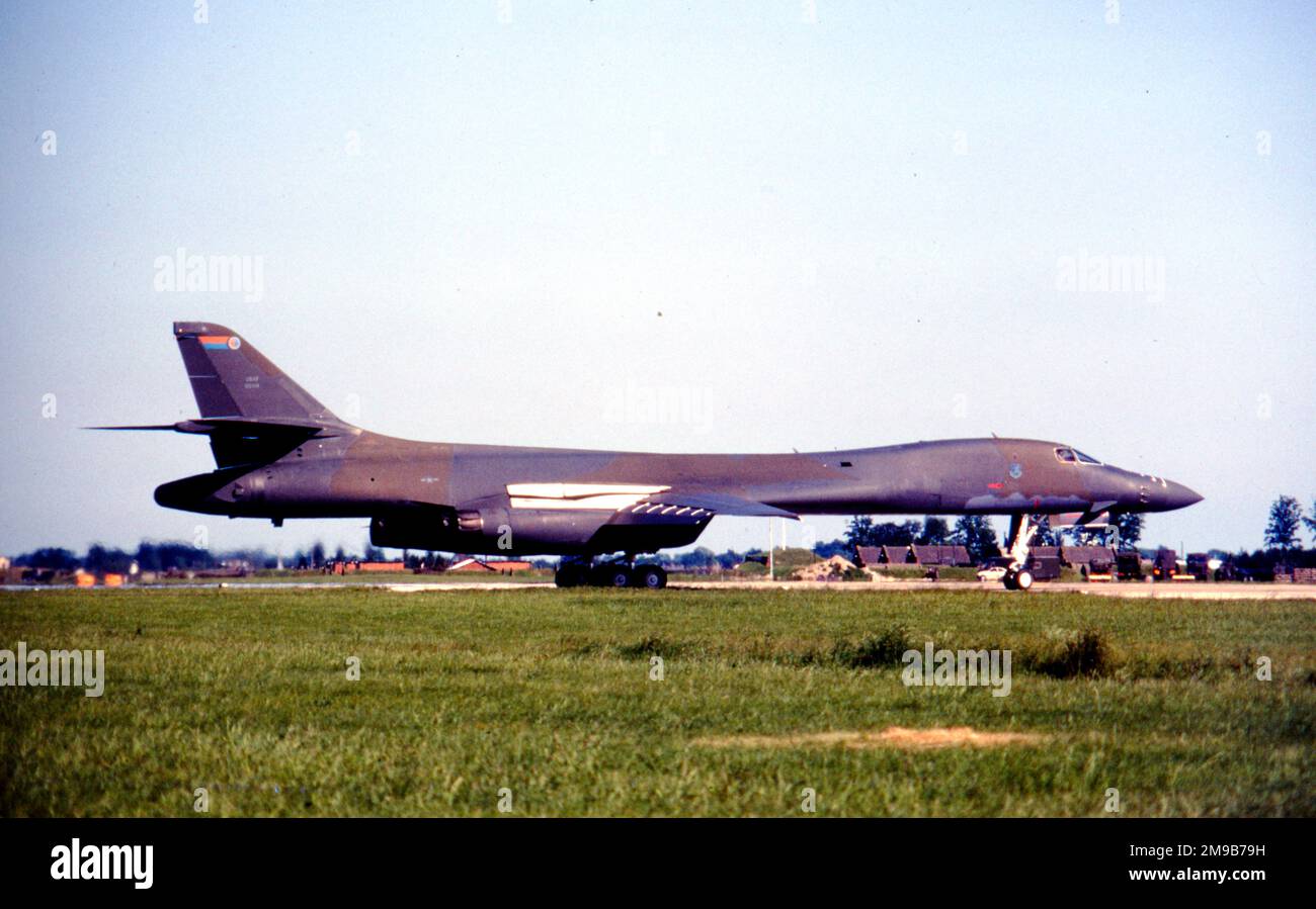 United States Air Force (USAF) - Rockwell B-1B Lancer 86-0114 „Wolfhound“ (msn 74), vom 319. Bombardement Wing, in RAF Mildenhall, am 27. Mai 1989. (Dieses Flugzeug stürzte am 12. Dezember 2001 während der Operation Enduring Freedom 30 Meilen nördlich von Diego Garcia ab). Stockfoto