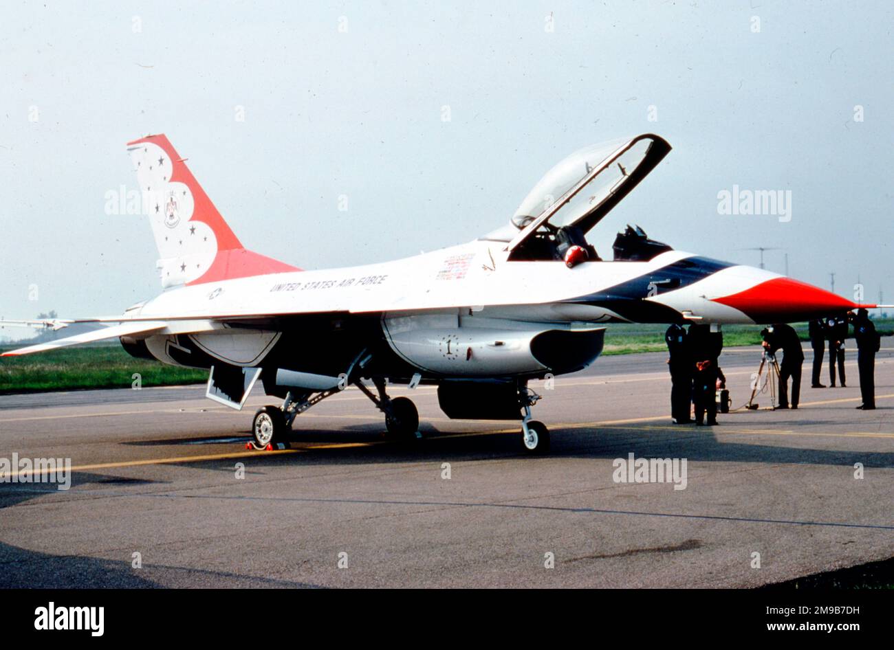 United States Air Force (USAF) - General Dynamics F-16A Fighting Falcon 'Thunderbird 1', vom Thunderbirds-Aerobatikteam. Stockfoto