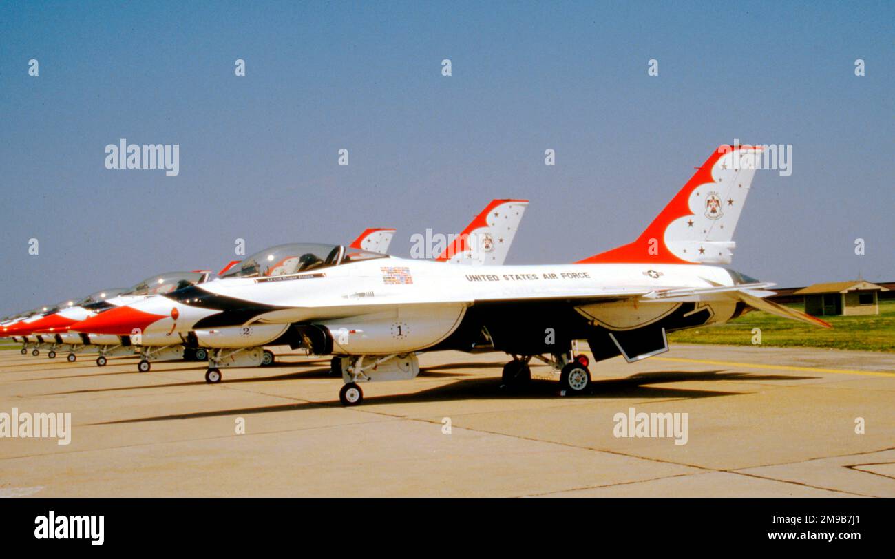 United States Air Force (USAF) - General Dynamics F-16A Fighting Falcon 'Thunderbird 1', vom Thunderbirds-Aerobatikteam. Stockfoto