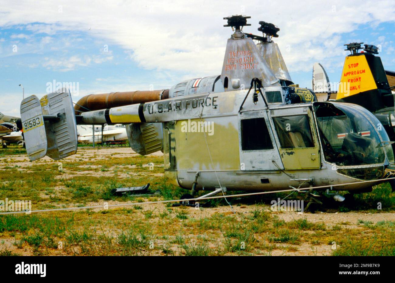 Kaman HH-43F Huskie 59-1583 (msn 64), kurz nach der Entsorgung an Allied Aircraft Sales. Im zivilen Register wurde dieser Helikopter für Kranarbeiten eingesetzt, bis er in der Luft explodierte, als der linke Stabilisator am 25. September 1999 abgetrennt wurde. Stockfoto