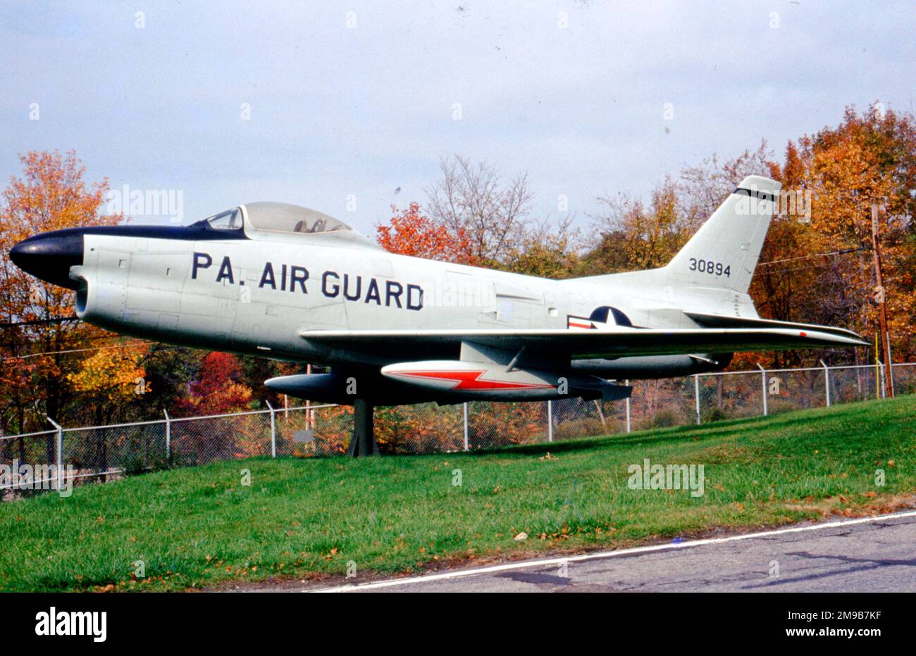 Nordamerikanische F-86L Sabre 53-894 (msn 201-338), ausgestellt mit Pennsylvania ANG in Greater Pittsburgh Apt, Pennsylvania Stockfoto