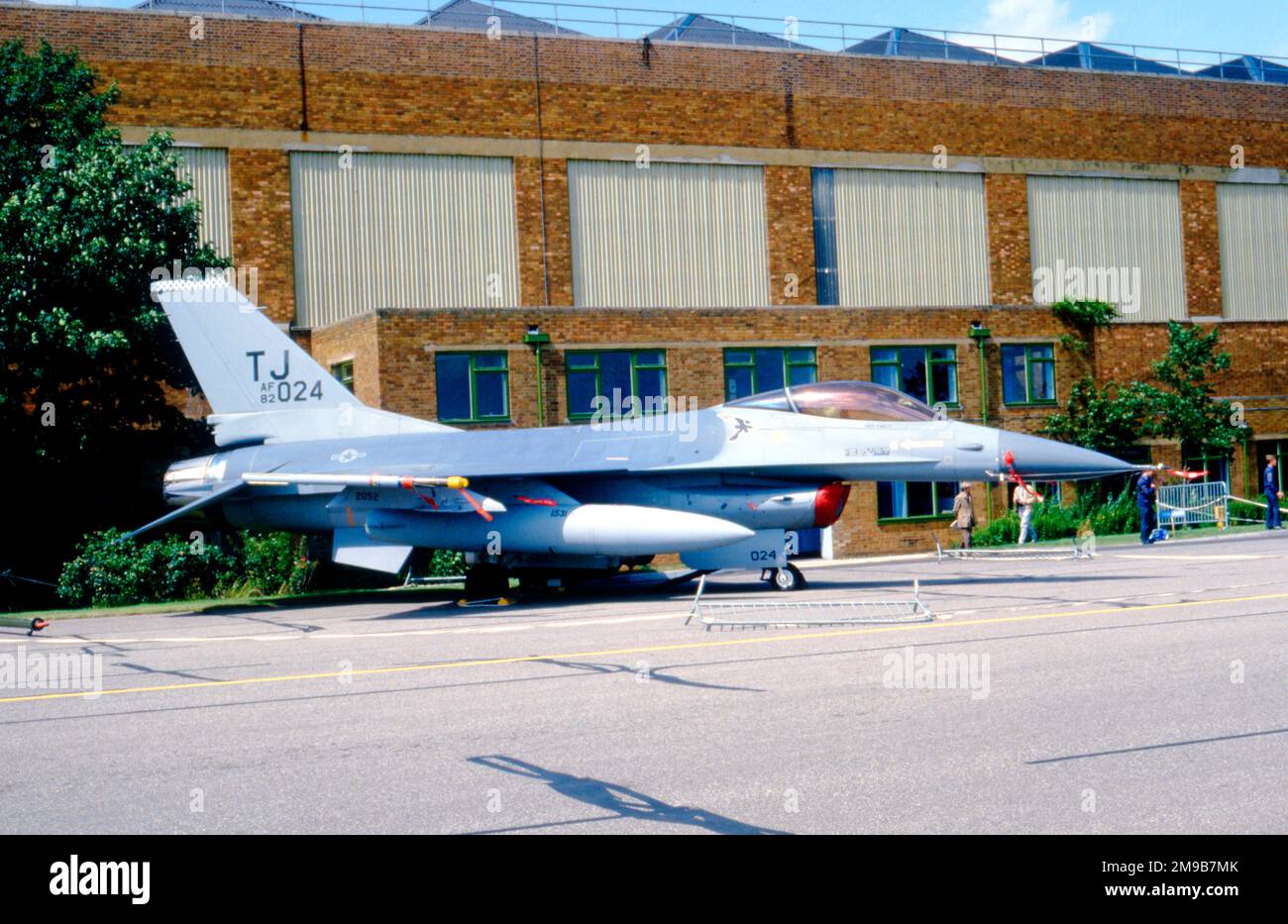 United States Air Force (USAF) - General Dynamics F-16A Block 10 Fighting Falcon 82-1024 (msn 6i-617, Basiscode „TJ“), treffen sich am 2. August 1986 auf der RAF Waddington Tactical Fighter. Stockfoto