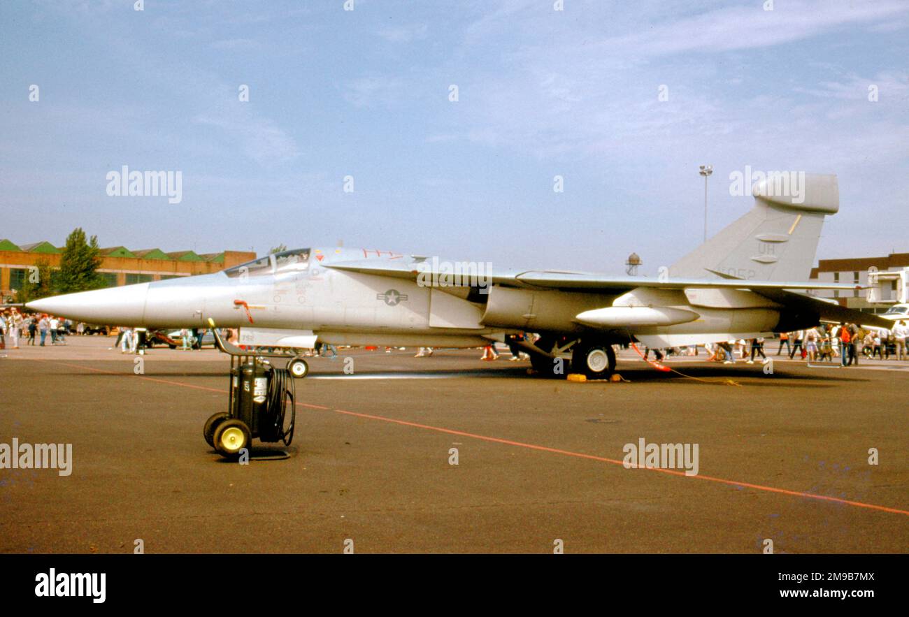 United States Air Force (USAF) - General Dynamics EF-111A Raven 67-0052 (msn 097) des 42. ECS, 66. ECW, auf der RAF Mildenhall, am 26. Mai 1985 Stockfoto