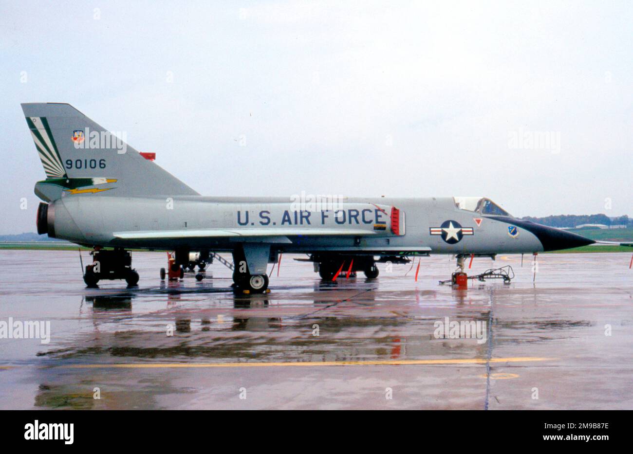 United States Air Force (USAF) – Convair F-106A-125-CO Delta Dart 59-0106 (MSN 8-24-235). ( Umgewandelt in QF-106B (AD241) und am 20. Dezember 1996 von AIM-120 abgeschossen). Stockfoto