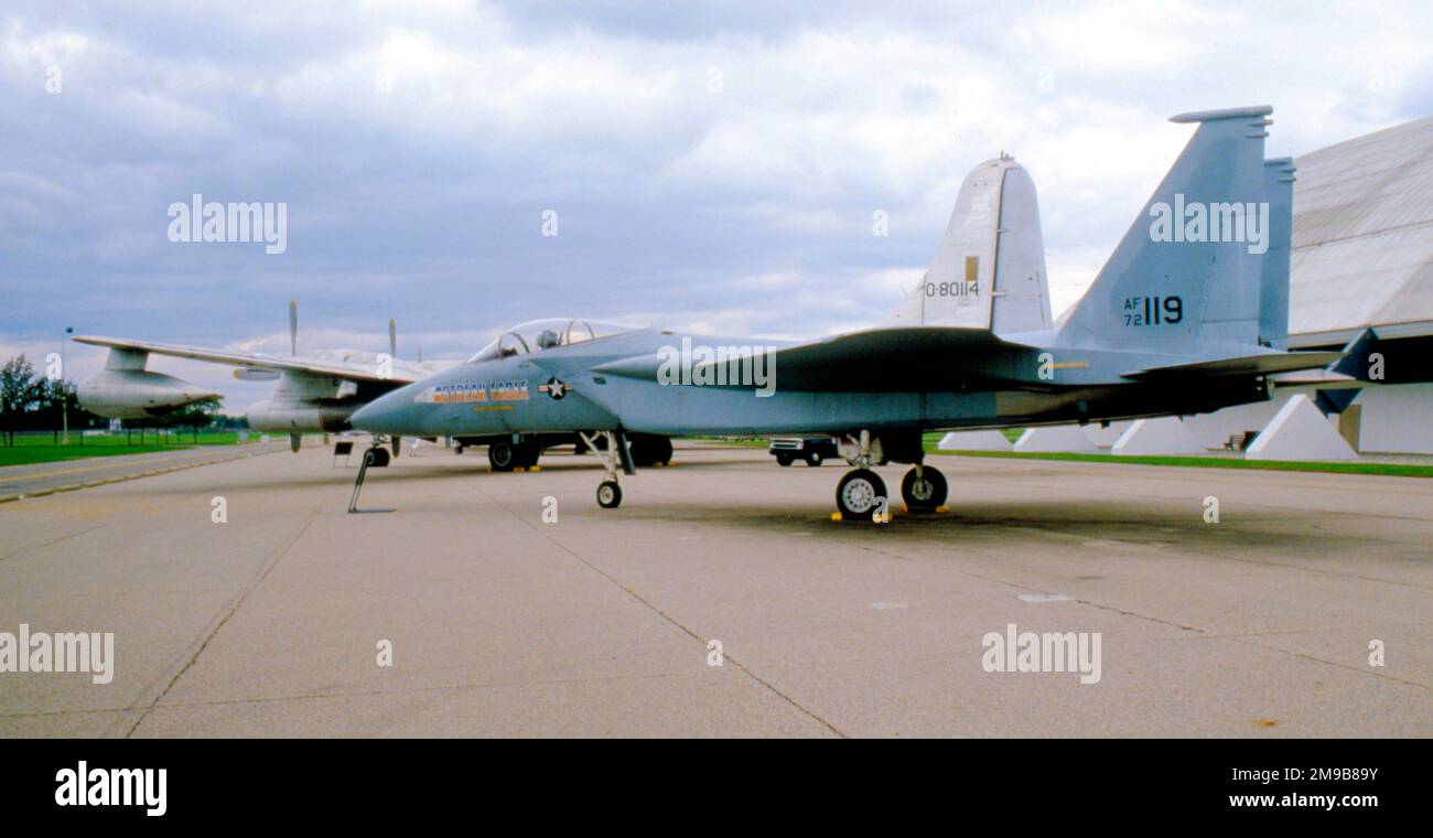 McDonnell Douglas F-15A-6-MC Eagle 72-0119 „Streak Eagle“ (MSN 0019/A017) wird im Nationalmuseum der USAF am Luftwaffenstützpunkt Wright-Patterson ausgestellt. Ein früherer F-15, modifiziert für Operation Streak Eagle. Mit einem Gewicht von 1.800 kg weniger als bei einer F-15A aus der Produktion war das Flugzeug unlackiert, mit Ausnahme des Namens „Streak Eagle“ auf beiden Seiten der Nase. Zwischen dem 16. Januar 1975 und dem 1. Februar 1975 stellte das Unternehmen im Rahmen der Operation Streak Eagle 8 Weltrekorde auf – eine Höhe von 98.425 Fuß in nur 3 Minuten, 27,8 Sekunden nach dem Lösen der Bremse beim Start und auf fast 103,00 km/h. Stockfoto