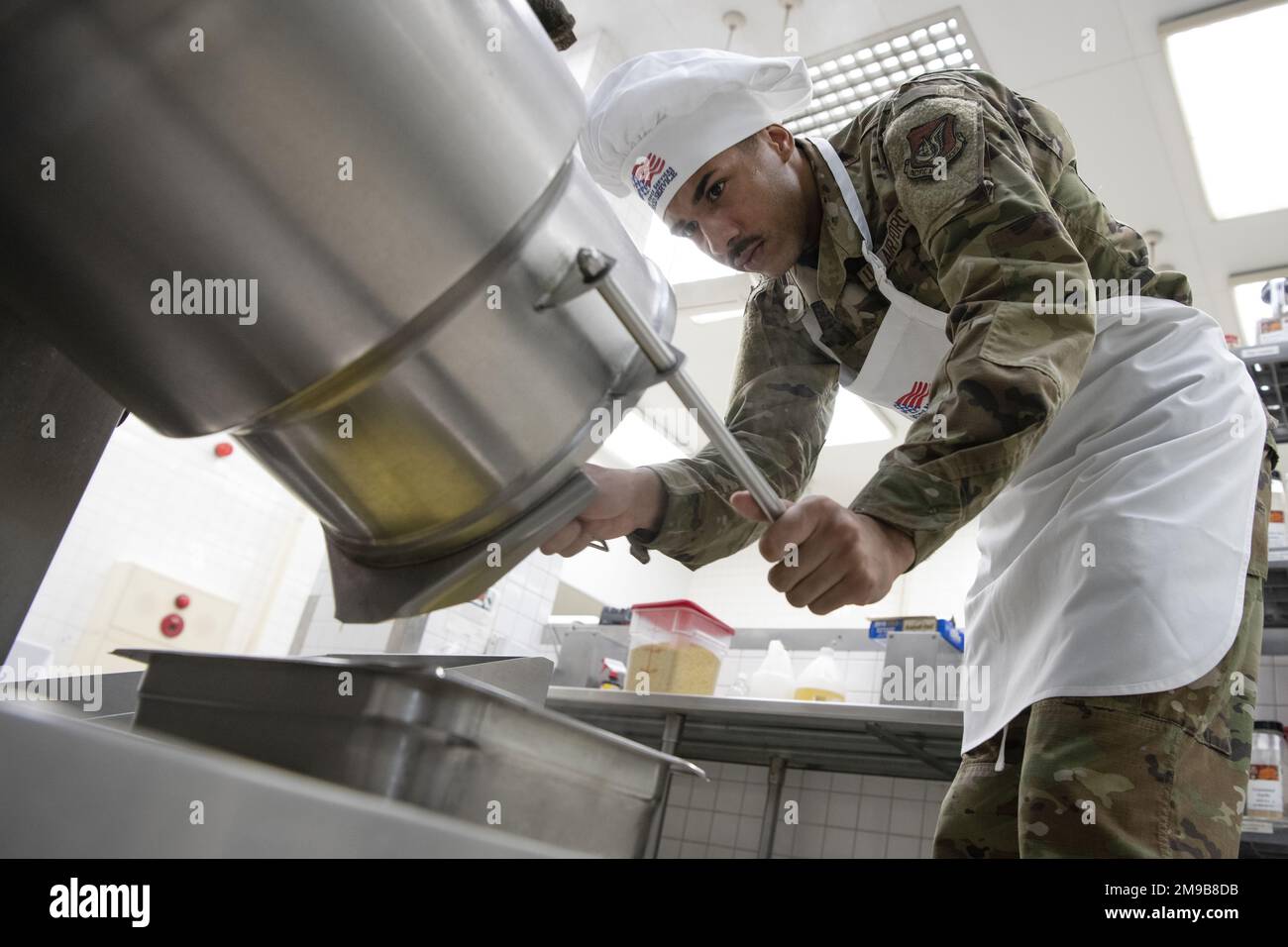 Airman 1. Class Ryan Scott, 374. Force Support Squadron Samurai Café Dining Facility Food Service Journeyman, verwendet eine Maschine zum Kochen von Pasta als Teil des Mittagsmenüs am Yokota Air Base, Japan, 15. Mai 2022. Das DFAC-Team des Yokota Samurai Café besteht aus US-amerikanischen Servicemitarbeitern und japanischen Mitarbeitern, die zusammenarbeiten, um durchschnittlich mehr als 500 Mahlzeiten pro Tag für die Basisbevölkerung zu servieren. Yokotas Restaurant wurde zum zweiten Mal in Folge 2022 mit dem Air Force John L. Hennessy Food Service Excellence Award für die Region 2 ausgezeichnet. Das DFAC von Yokota wurde aufgrund seiner hervorragenden Managementkompetenz ausgewählt Stockfoto