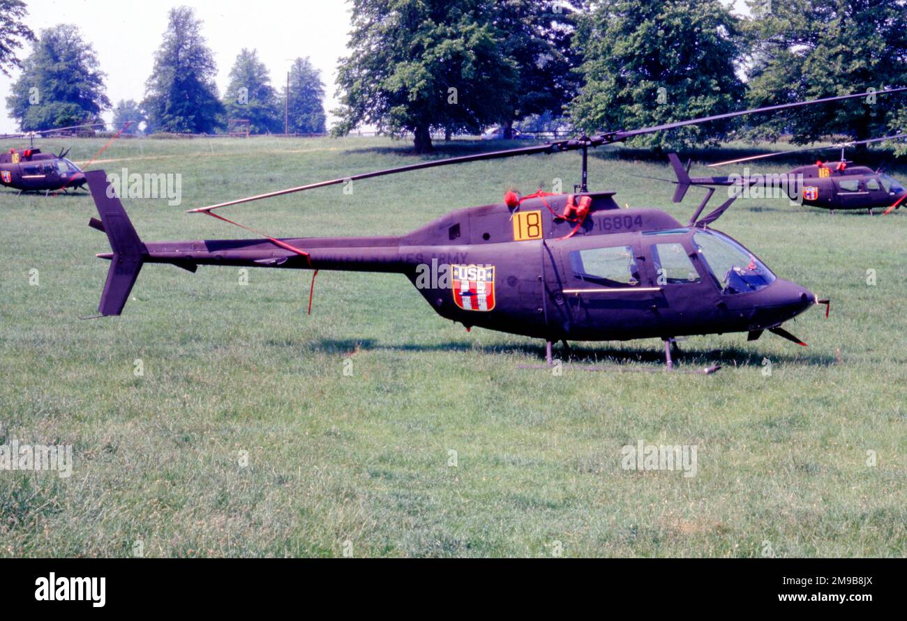 United States Army - Bell OH-58A Kiowa 68-16804 (msn 40118), in Castle Ashby für die World Helicopter Championships, am 26. Juni 1986, mit der Wettbewerbsnummer „18“. Stockfoto