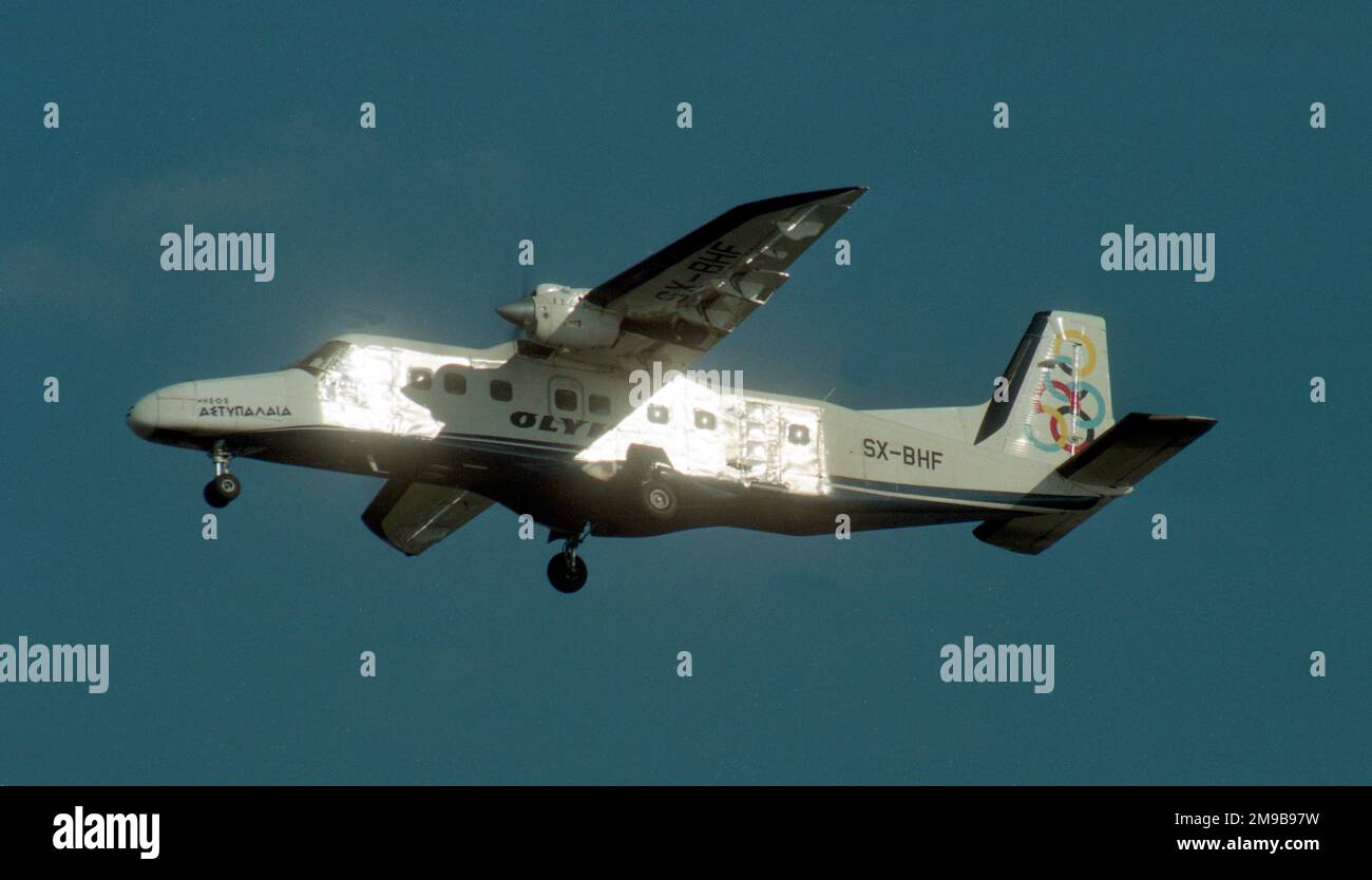 Dornier 228-201 SX-BHF (msn 8057) von Olympic Airlines auf dem Weg zum internationalen Flughafen Athen. Stockfoto