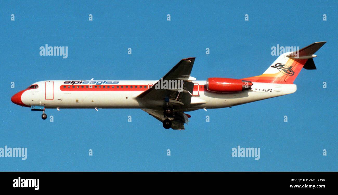 Fokker 100 IALPQ (msn 11256), von AlpiEagles, auf dem Weg zum internationalen Flughafen Athen. Stockfoto