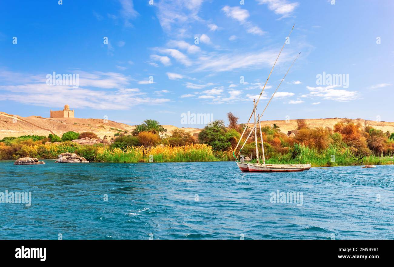 Der Nilblick mit den alten Segelbooten in der Assuan-Wüste, Ägypten Stockfoto