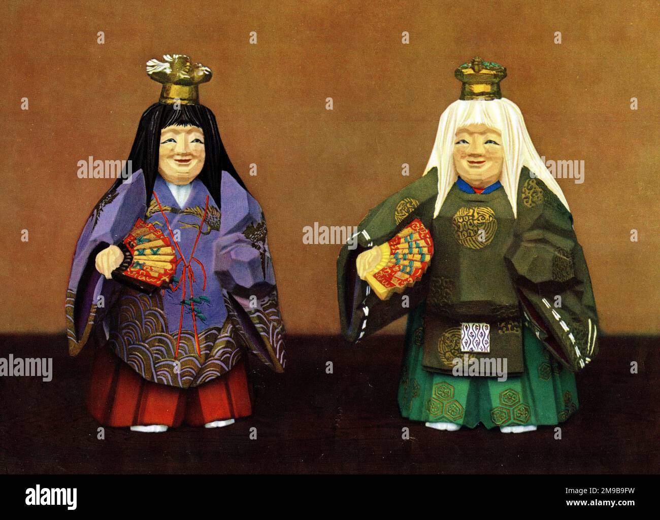 Japanische Nara-Puppen – Holzgeschnitzte Puppen, die bei einem Festival des Kasuga-Schreins zur Zeit von Kaiser Sutoku im Jahr 1137 zu dekorativen Zwecken verwendet wurden. Hier sehen Sie Puppen, die Figuren aus dem Noh-Stück Tsurukame darstellen (Tsunu bedeutet Storch, kame bedeutet Schildkröte, beide stehen für Langlebigkeit). Stockfoto