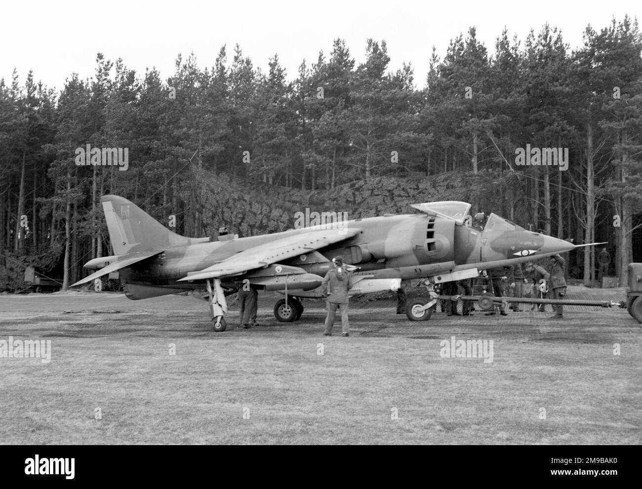 Royal Air Force - Hawker Siddeley Harrier GR.1 XV751 (msn 712014), von Nr. 1 (F) Geschwader, bereit für einen Rückstoß in sein Versteck kurz nach dem Abschalten des Motors. Aufgenommen während des ersten vollständigen Außeneinsatzes von 1(F) in RAF Milltown auf dem Moray Firth in Schottland. Stockfoto