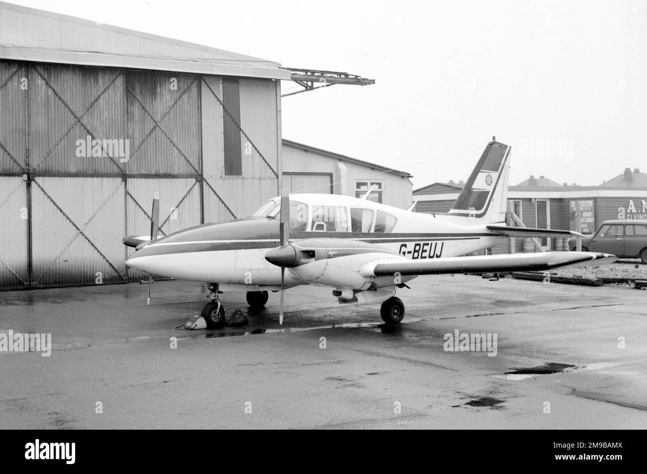 Piper PA-E23-250 Aztec G-BEUJ (msn 27-4753), am Flughafen Blackpool-Squire's Gate im Januar 1978. Stockfoto