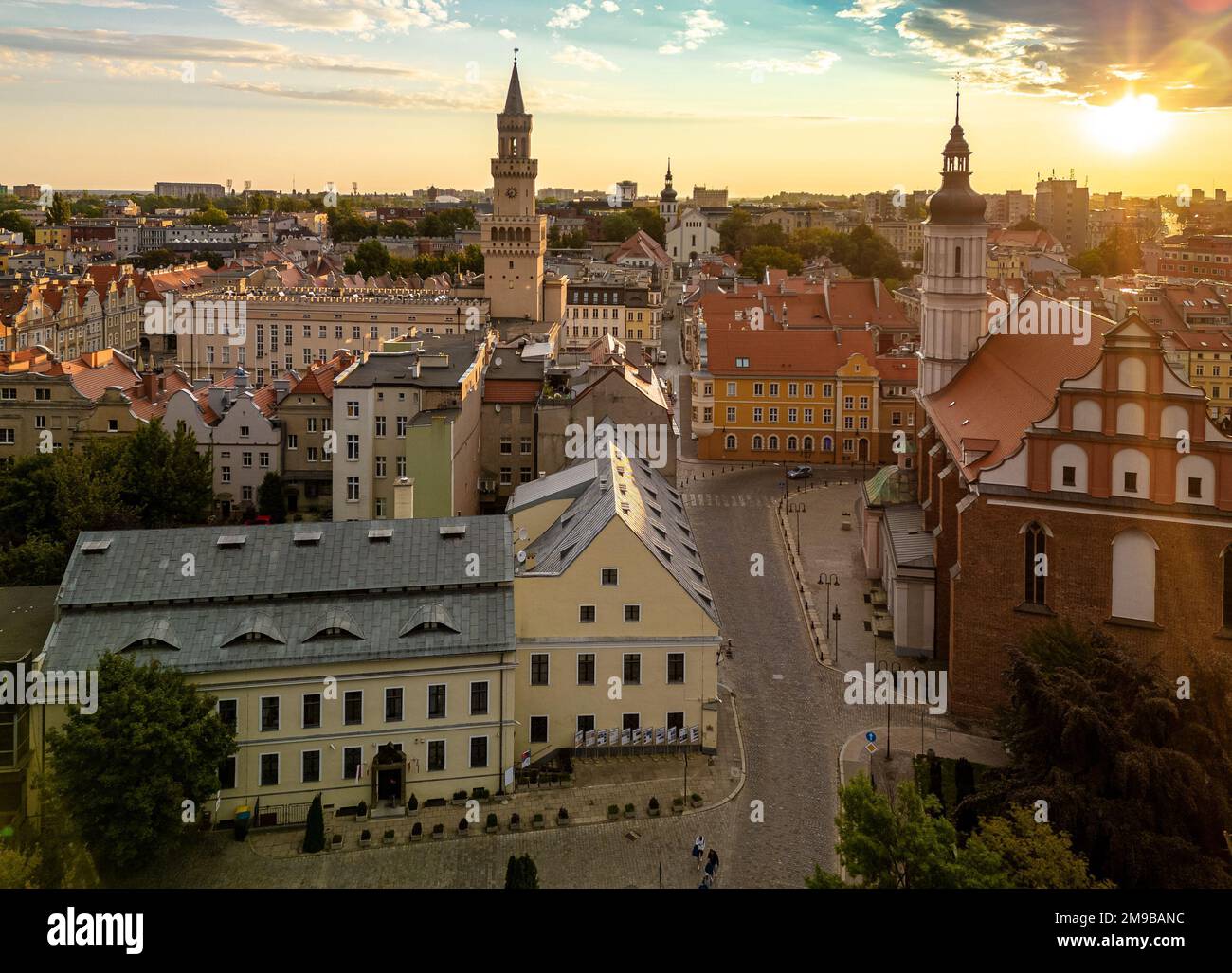 Ein wunderschönes Foto von Staatsarchiven und Franziskanerkirche in der Zamkowa Street in Opole, Polen Stockfoto