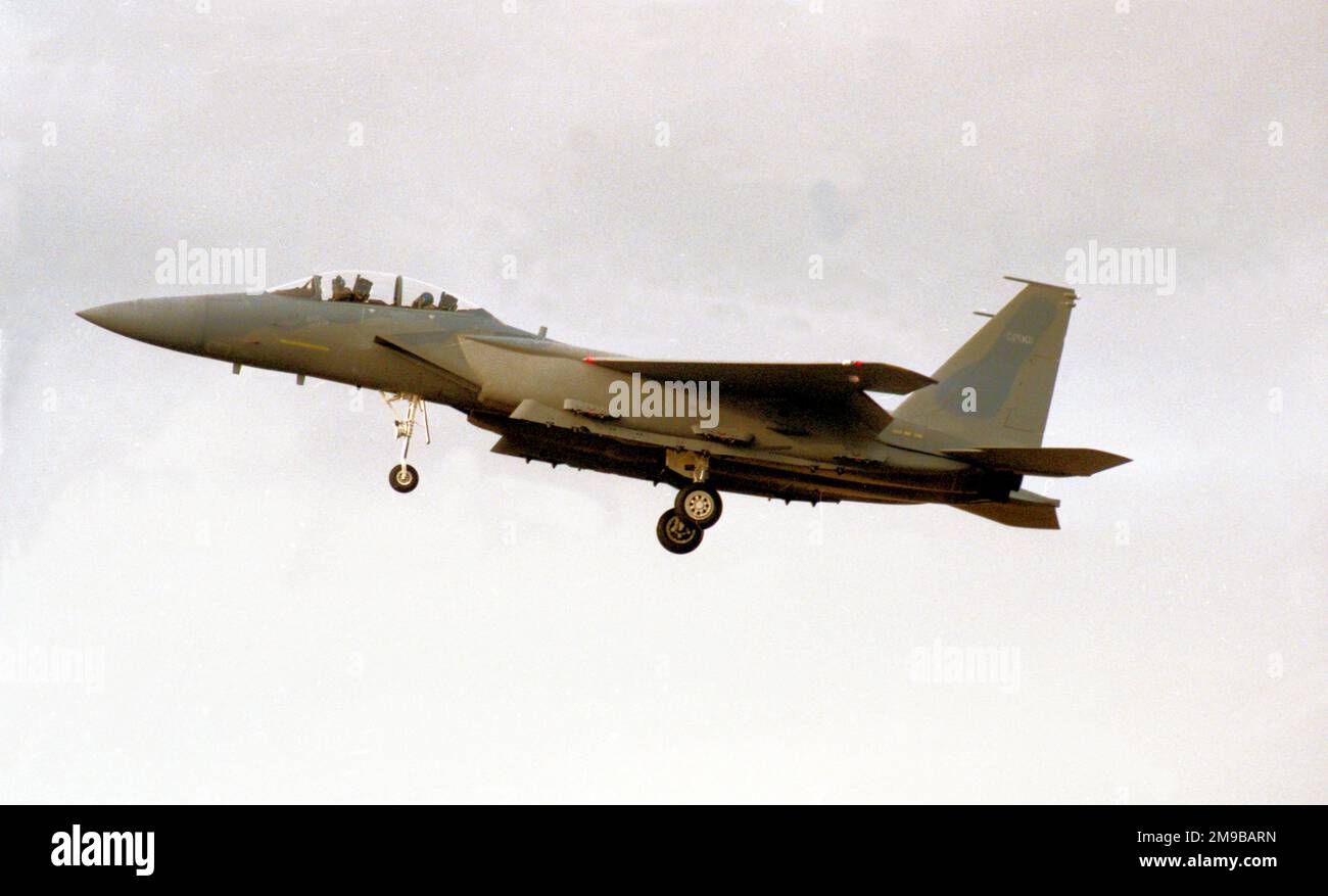 Royal Saudi Air Force - McDonnell Douglas F-15S-58-MC Strike Eagle 93-0905 / 5526 (MSN 1328/SA054, erneut auf 614), im Anflug auf RAF Lakenheath ca. Februar 1999. Stockfoto