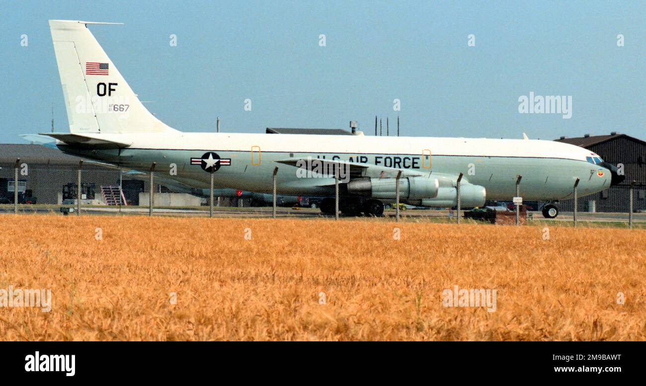 United States Air Force - Boeing WC-135B 'Constant Phoenix' 61-2667 (MSN 18343), vom 10. Kommando- und Kontrollgeschwader der Luftfahrt, auf der RAF Mildenhall im November 1998. ( 'Constant Phoenix' WC-135Bs führte nach Nuklearversuchen und ähnlichen Anforderungen Luftproben durch.) Stockfoto