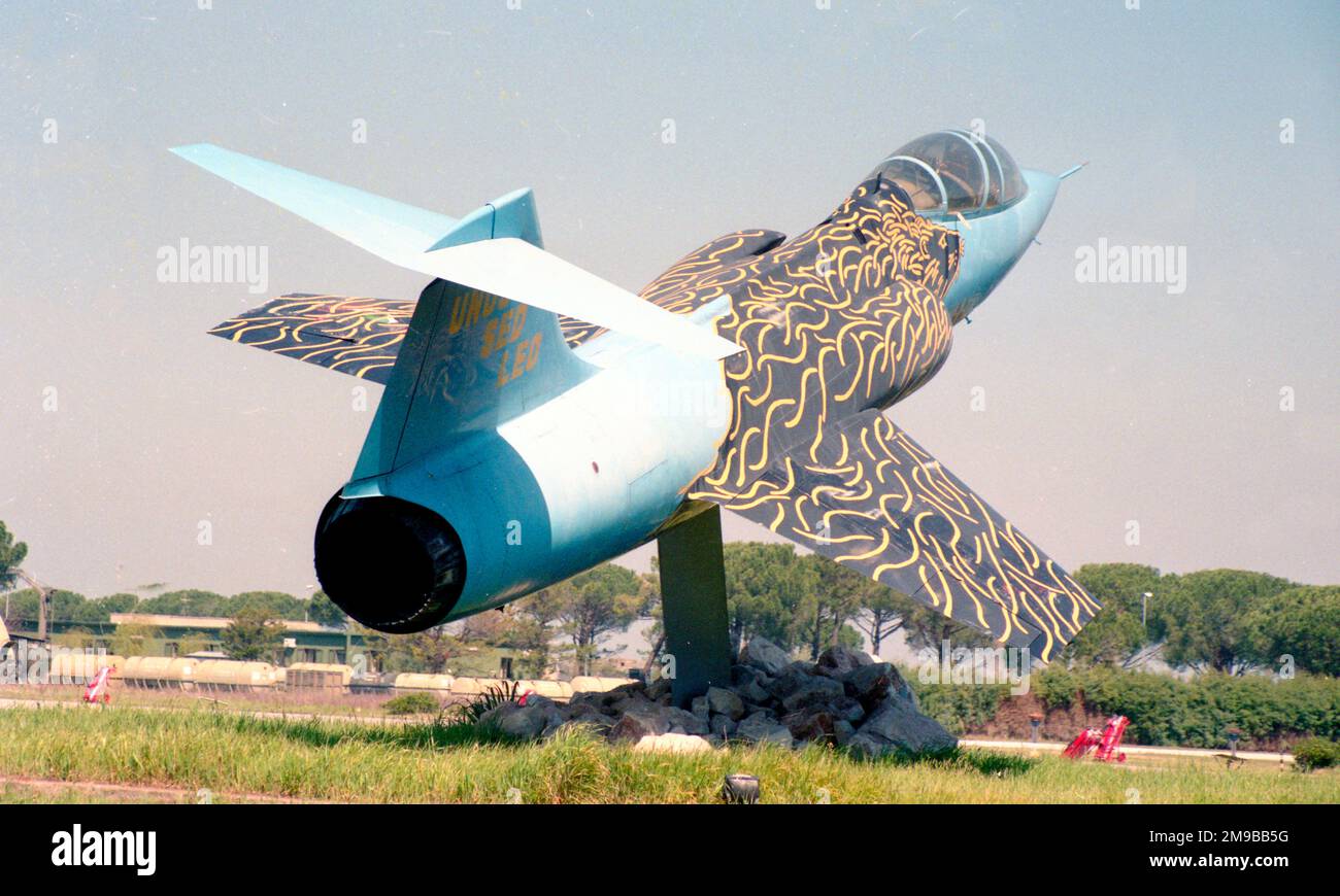 Lockheed TF-104G Starfighter MM54231 (msn 583D-5778, ex 20-7 ), auf einem Pylon am Luftwaffenstützpunkt Grosseto, am 30. März 1998. Stockfoto