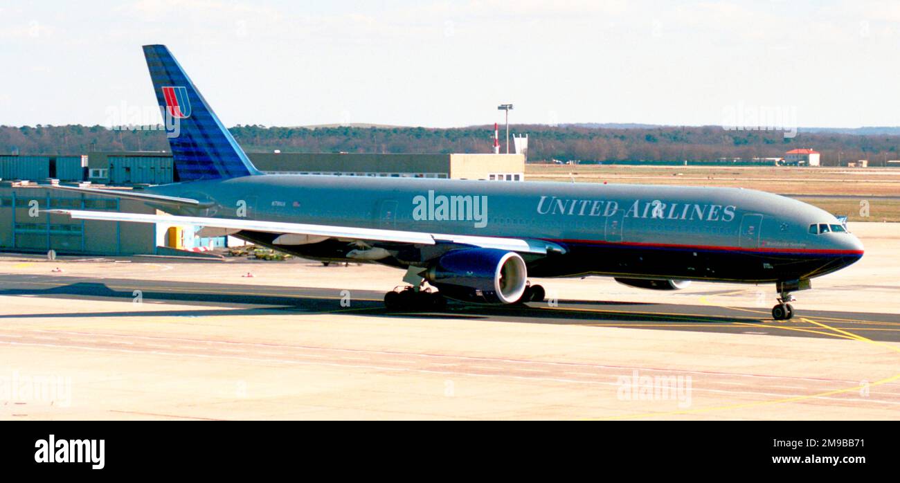 Boeing 777-222 N781UA (msn 26945, Liniennummer 40) von United Airlines im März 1989. Stockfoto