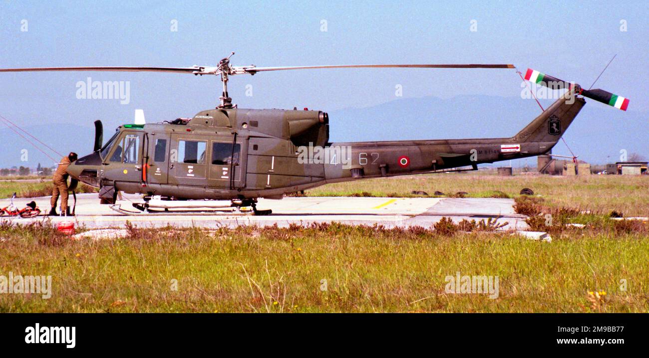 Aeronautica Militare - Agusta-Bell ab.212AM MM81149 / 4-62 (msn 5806), vom 4 Stormo, in Wartung, am Luftwaffenstützpunkt Grosseto, am 30. März 1998. (Aeronautica Militare - Italienische Luftwaffe) Stockfoto