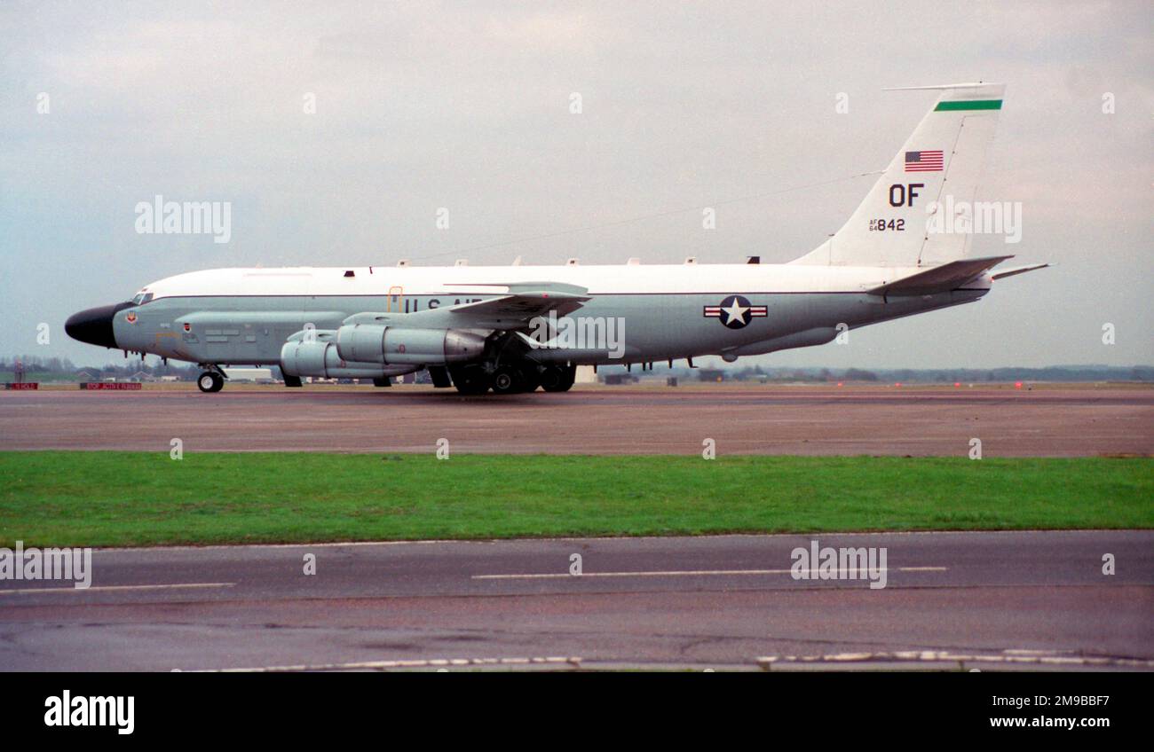 United States Air Force - Boeing RC-135V Rivet Joint 64-14842 (MSN 18782), ein hochspezialisiertes Sammelflugzeug für Signale und Kommunikation, auf der RAF Mildenhall, Dezember 1997. Stockfoto