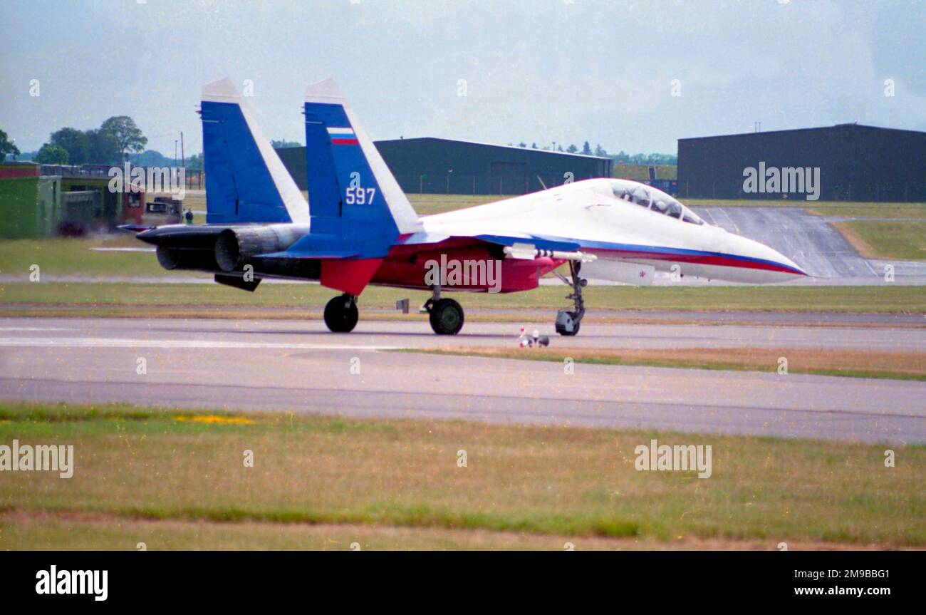 Russische Luftwaffe - Sukhoi Su-27P 597 (msn 1010102), des Zentrums für Demonstration von Lufttechnologie, am 12. Juli 1996 in RNAS Yeovilton. Stockfoto