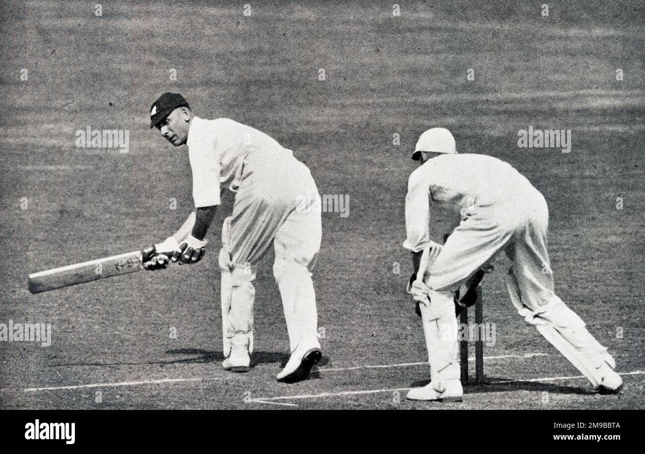 Der englische Cricketspieler Jack Hobbs fegt einen Ball zu einem langen Bein Stockfoto