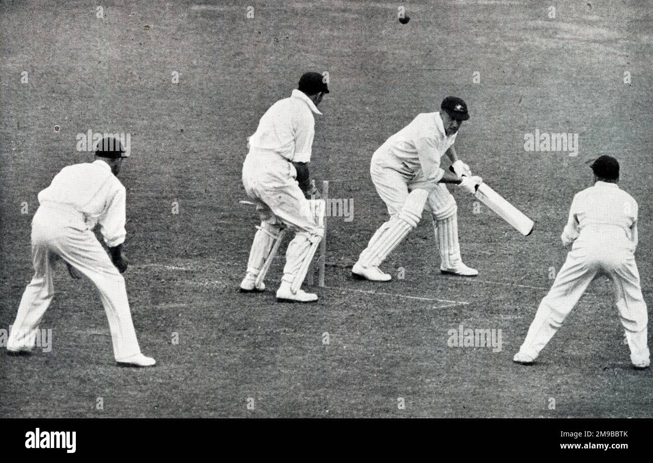 Der australische Cricketspieler Don Bradman bowlte 1938 von Verity bei Lords, Ames Keeping Wicket Stockfoto