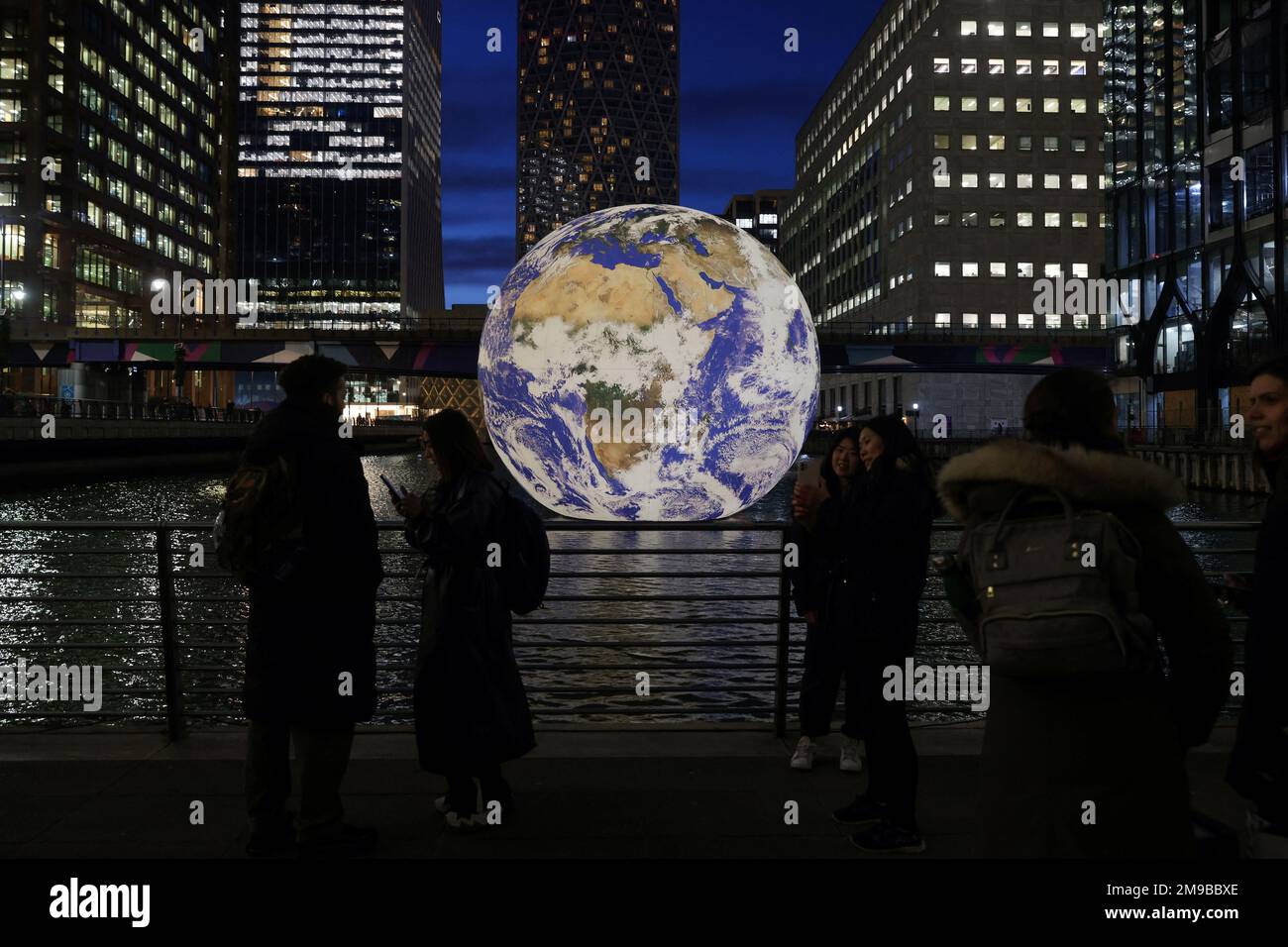 Die Leute sehen Luke Jerrams „Floating Earth“, eine Installation im