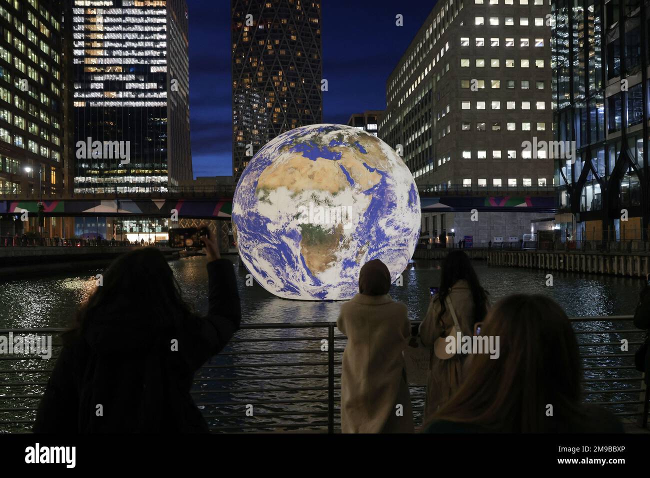 Die Leute sehen Luke Jerrams „Floating Earth“, eine Installation im