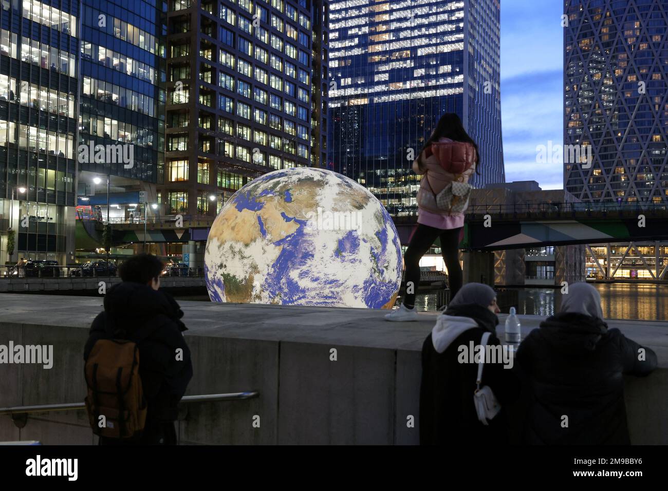 Die Leute sehen Luke Jerrams „Floating Earth“, eine Installation im