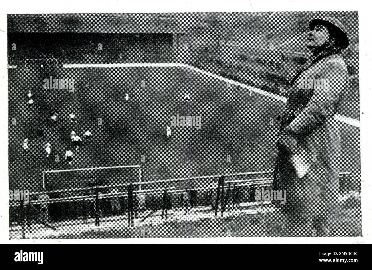 Flugzeugbeobachter im Dienst bei einem Fußballspiel Charlton gegen Arsenal im Valley während des Zweiten Weltkriegs Stockfoto