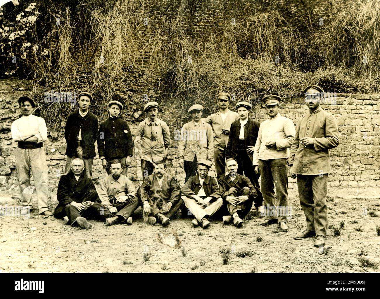 Gruppe deutscher Männer, einige in Uniform und/oder Militärkapseln, WW1 Stockfoto