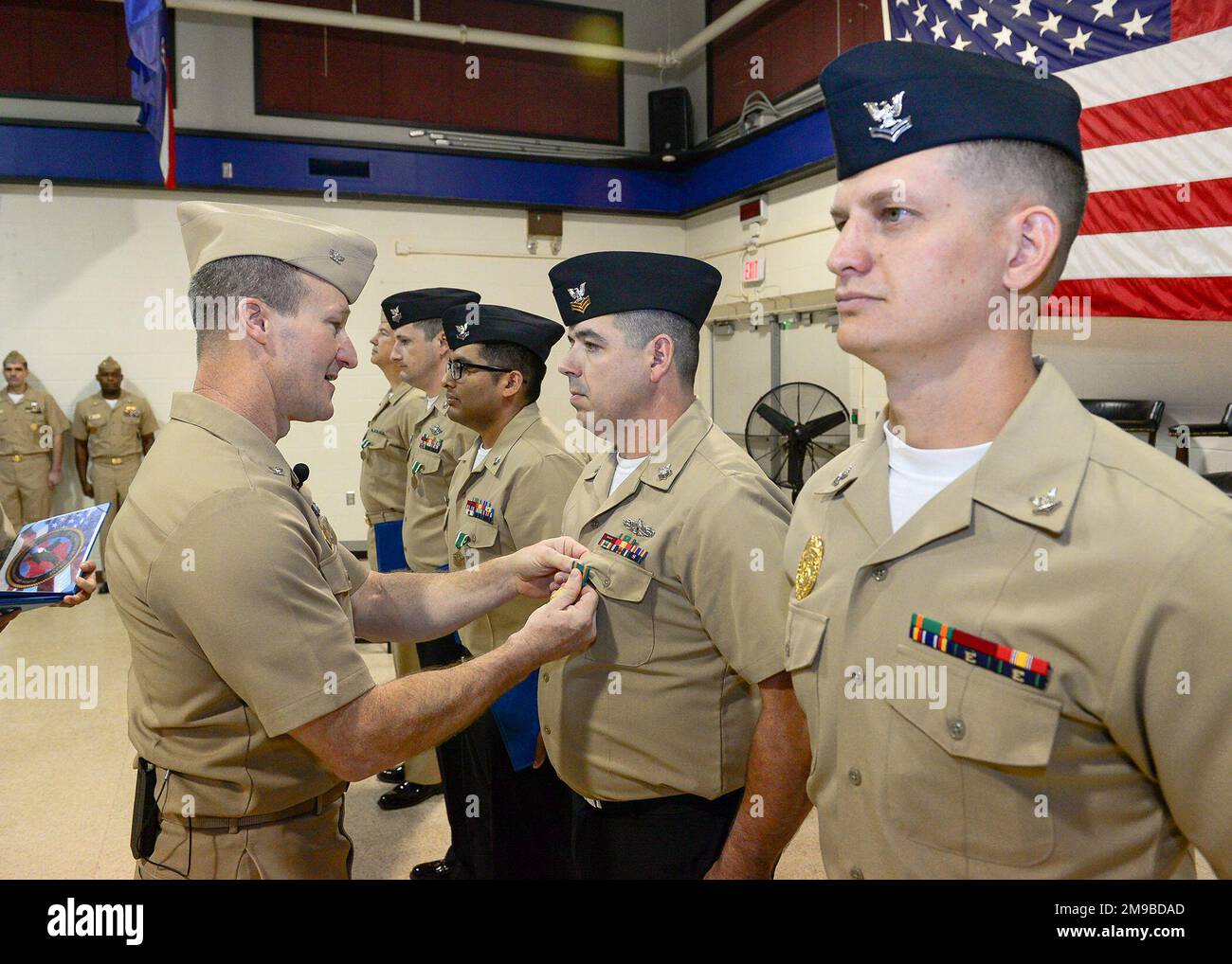 SHREVEPORT, Louisiana (15. Mai 2022) - Navy Reserve Region Readiness and Mobilisation Command Fort Worth Commander Captain Mark Hofmann überreicht die Navy and Marine Corps Achievement Medal an Electrician's Mate 1. Class Patrick Martin. Martin ist einer von fünf Seeleuten des Navy Reserve Center Shreveport, die das Leben ihres in Not geratenen Schiffskameraden retteten, der kurz nach der Durchführung des Navy Physical Readiness Tests einen Herzstillstand erlitt. Stockfoto