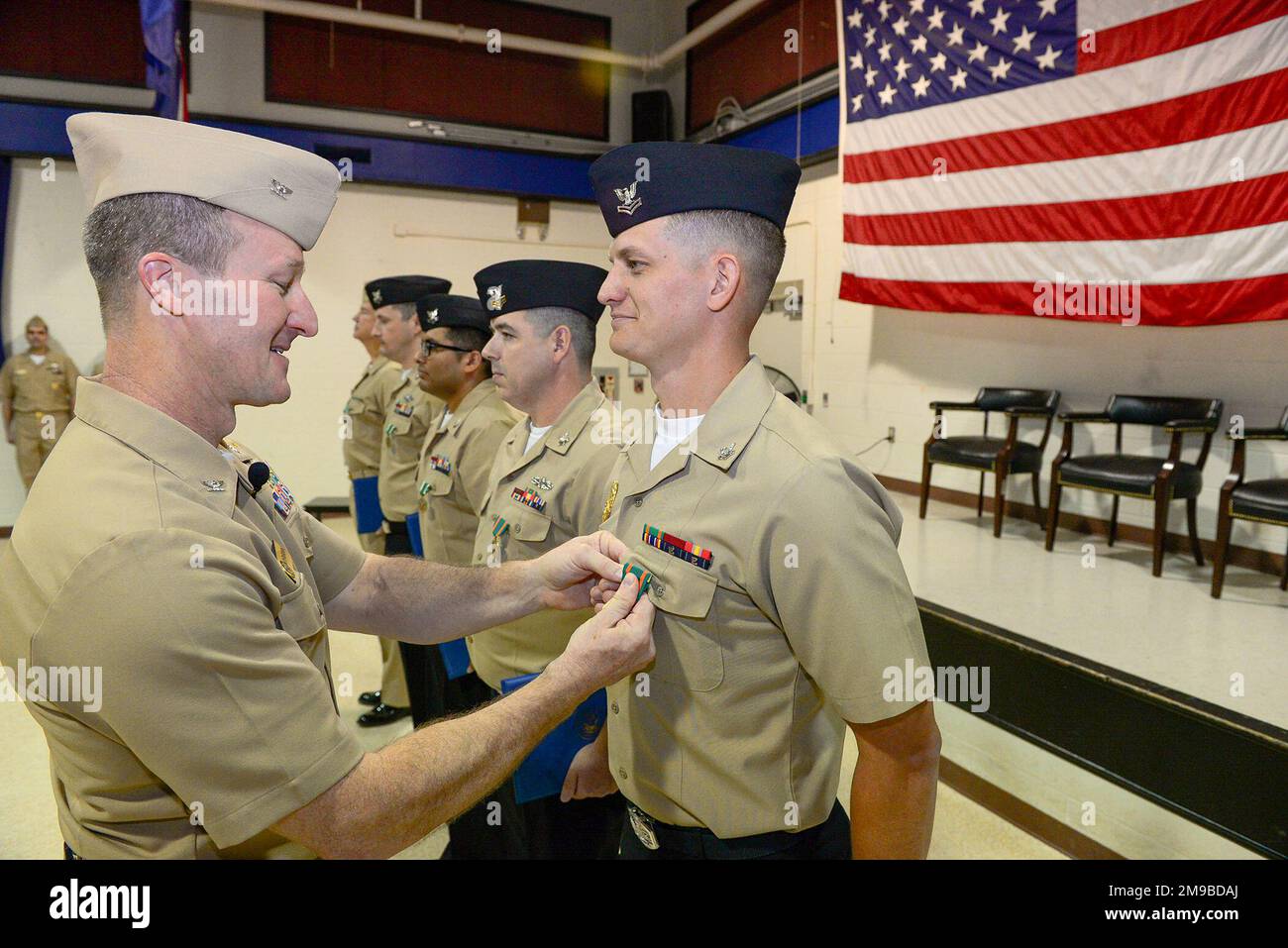 SHREVEPORT, Louisiana (15. Mai 2022) - Navy Reserve Region Readiness and Mobilisation Command Fort Worth Commander Captain Mark Hofmann überreicht die Navy and Marine Corps Achievement Medal an Master-at-Arms 2. Class Dustin Ikels. Ikels ist einer von fünf Navy Reserve Center Shreveport Seeleuten, die an der Rettung des Lebens ihres notleidenden Schiffskameraden beteiligt waren, der kurz nach Durchführung des Navy Physical Readiness Tests einen Herzstillstand erlitt. Stockfoto