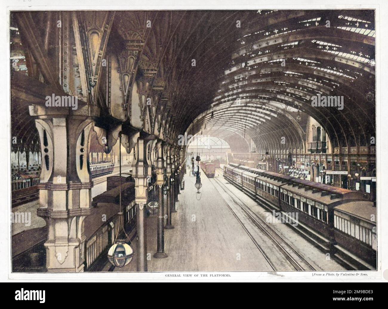 Bahnhof Paddington. Innenseite des Terminus mit einer allgemeinen Ansicht der Plattformen. Stockfoto