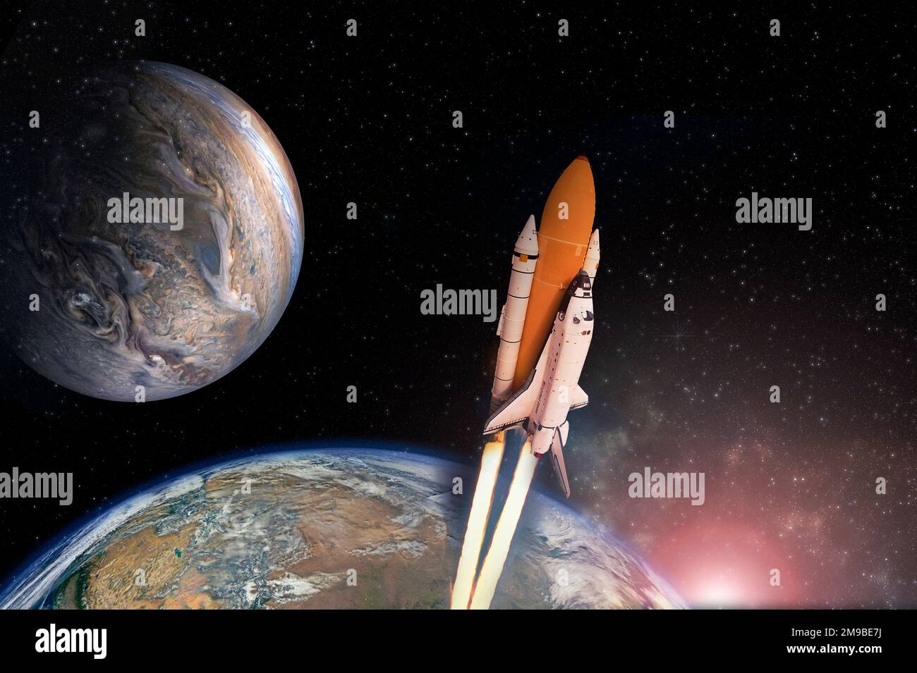 Bewölkter Start der Rakete in den Sternenraum. Die Elemente dieses Bildes werden von der NASA bereitgestellt Stockfoto