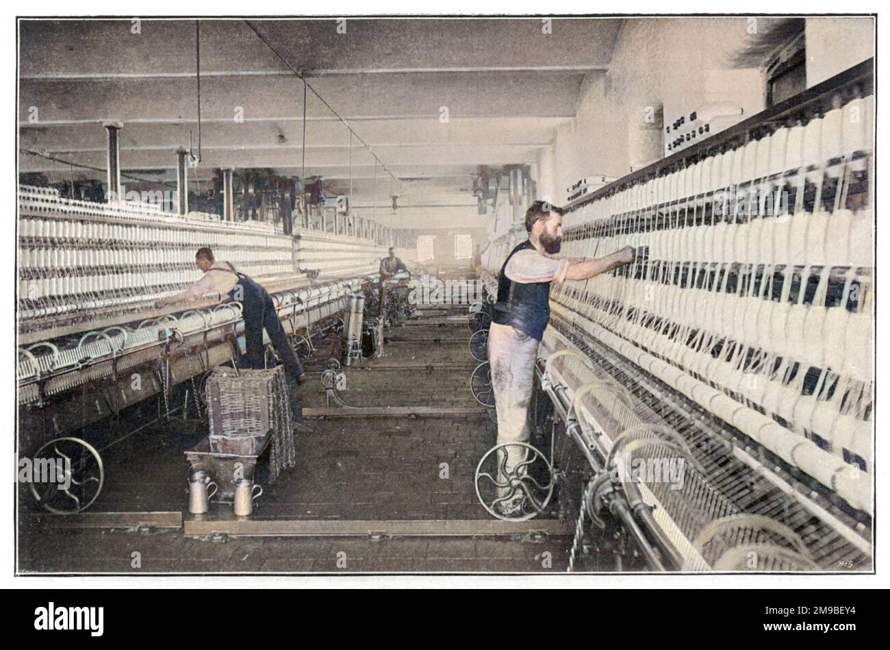 Männer, die in einer Baumwollfabrik in Lancashire arbeiten Stockfoto