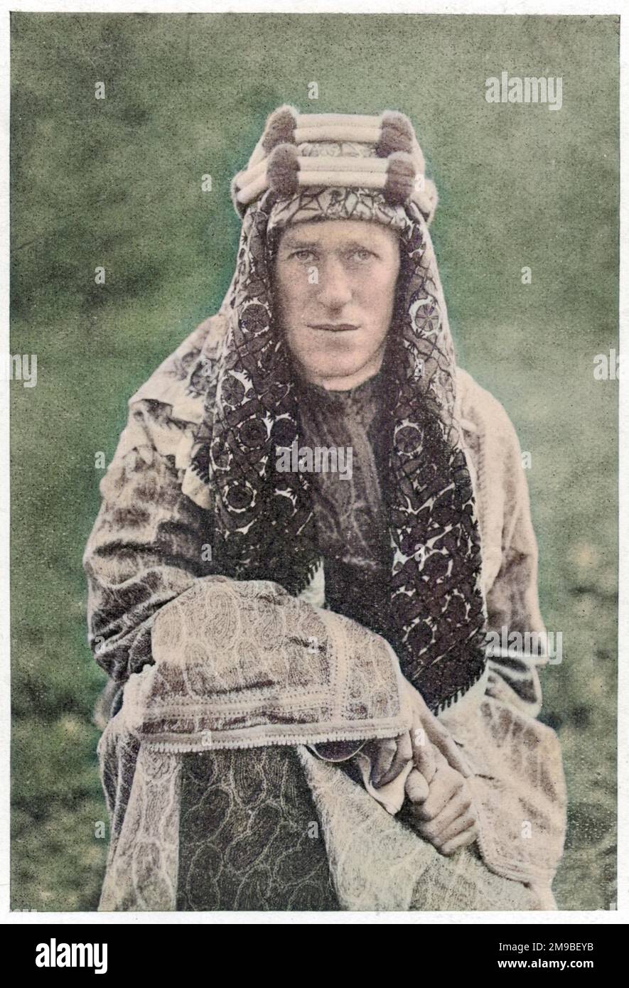 Britischer Archäologe, Soldat, Geheimdienstoffizier und Schriftsteller Thomas Edward Lawrence (1888-1935), bekannt als Lawrence von Arabien, in traditionellem arabischem Kostüm. Stockfoto