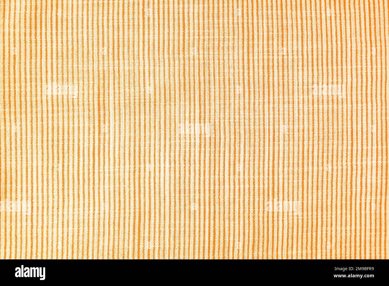 Natürliche Leinenstruktur als Hintergrund. Baumwollstoff mit orangefarbenem und weißem Streifenmuster, Nahaufnahme der Struktur, Oberteile, flach liegend. Hintergrund, Wallpap Stockfoto