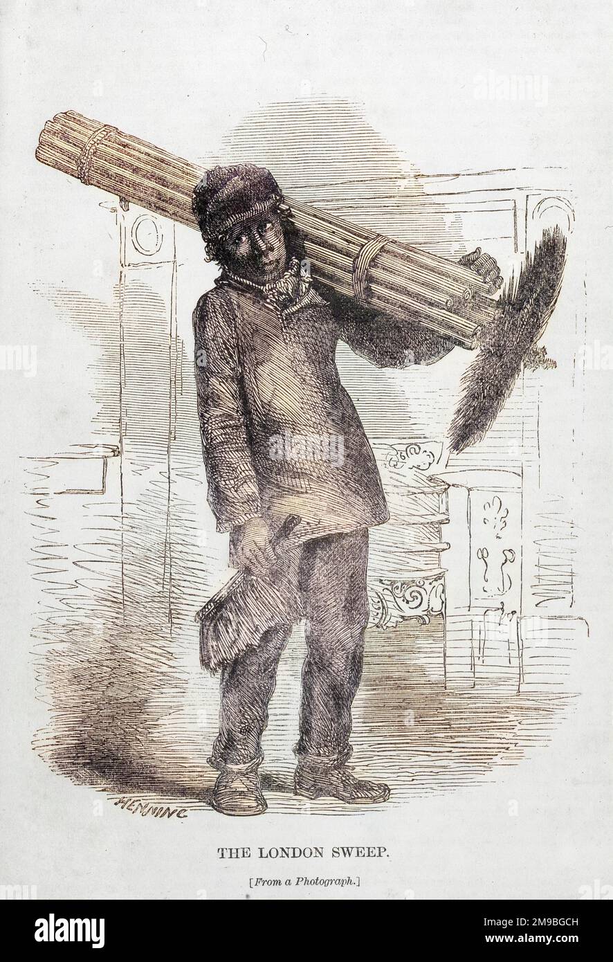 Durch das Gewicht seiner Bürsten gebeugt, steht ein junger Schimneykehrer vor dem Gitter. Stockfoto