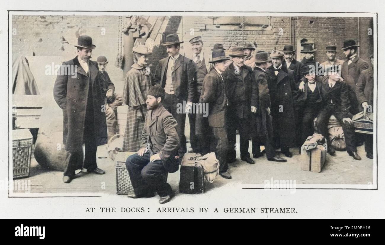 An den Docks: Ankunft mit einem deutschen Dampfer; Männer und Frauen, einige Juden, warten am Hafen, nachdem sie mit dem Boot aus Deutschland gereist sind Stockfoto