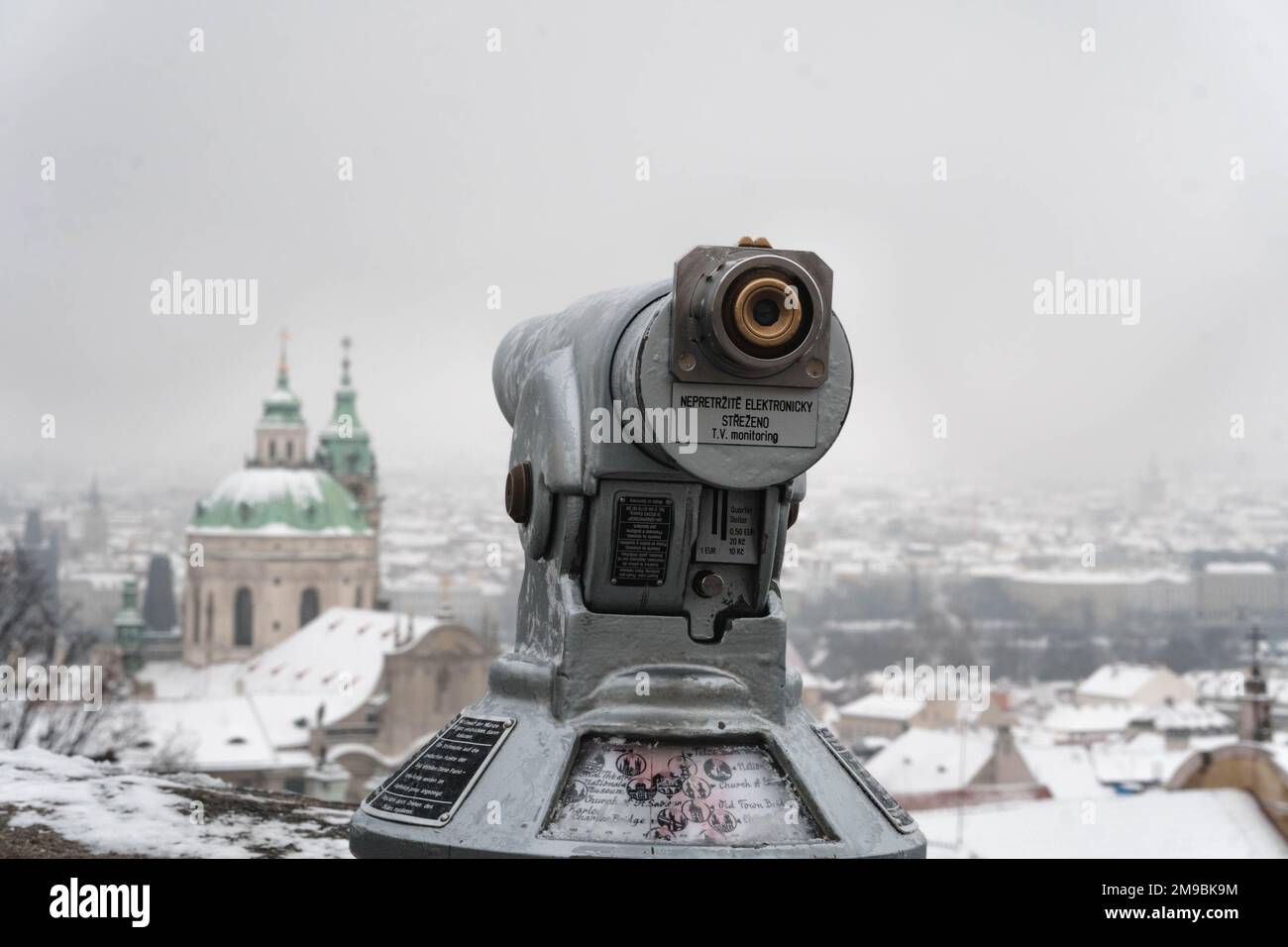 Stadt, Landschaft, Prager Teleskop. Blick auf das verschneite Prag. Stockfoto