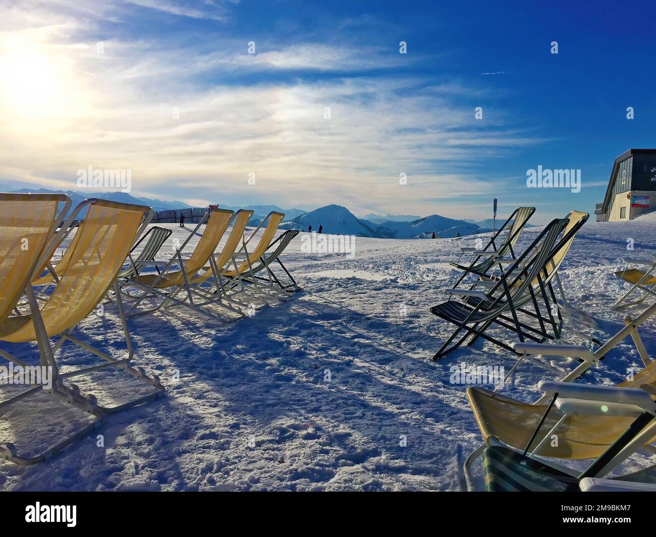 Entspannungsstühle auf dem Gipfel der Alpen. Skisport und Wintersportaktivitäten Stockfoto