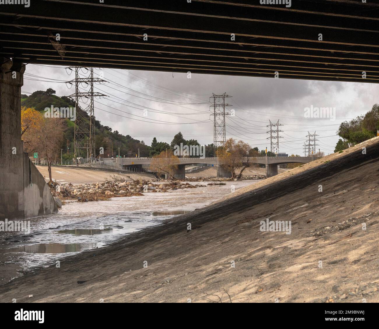 15. Januar 2023, Los Angeles, CA, USA: Der Abschnitt der Glendale Narrows am LA River kurz vor einem Regensturm in Los Angeles, CA. Stockfoto