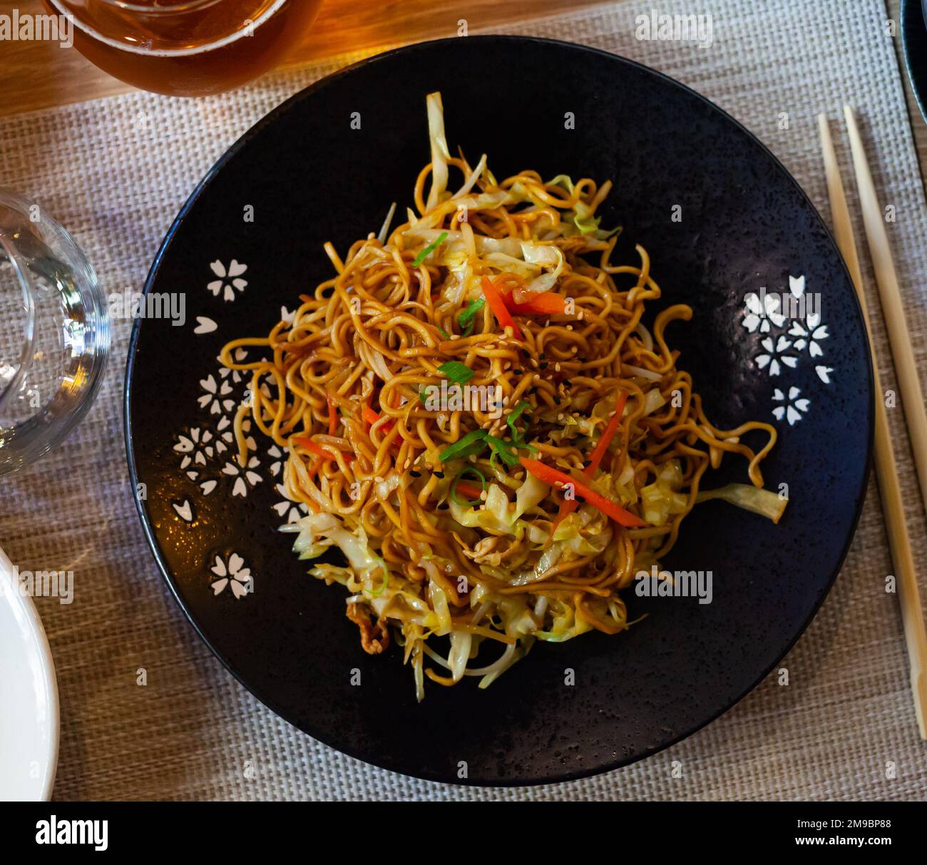 Japanische Nudeln mit Gemüse und Yakisoba werden wunderschön in der Schüssel serviert Stockfoto