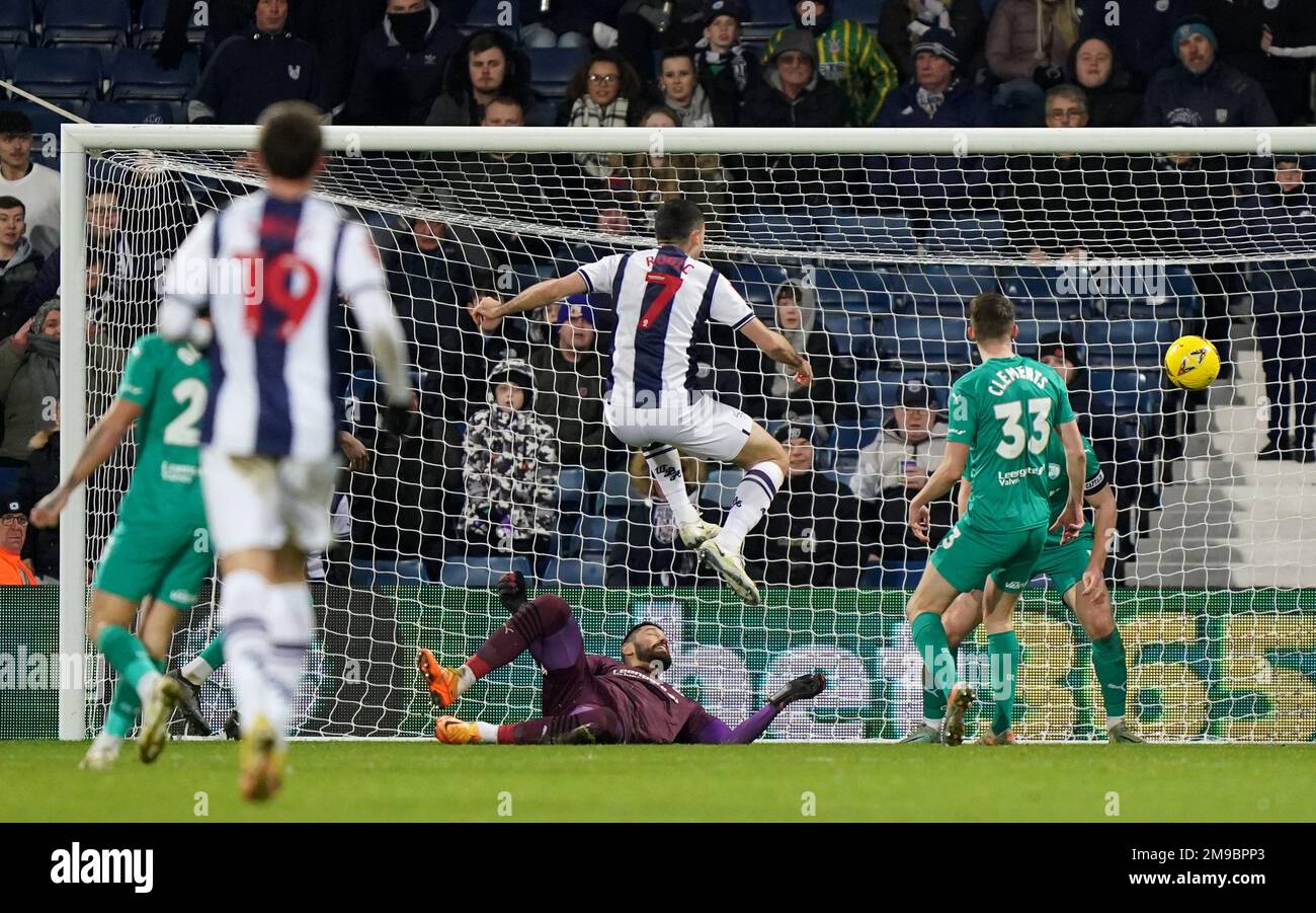 Tom Rogic von West Bromwich Albion schießt während des dritten Wiederholungsspiels des Emirates FA Cup im Hawthorns, West Bromwich, das zweite Tor seiner Mannschaft. Foto: Dienstag, 17. Januar 2023. Stockfoto